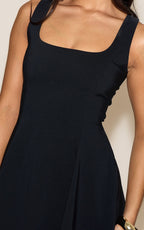 ROBE LONGUE NOIRE SANS MANCHES À COL ROND