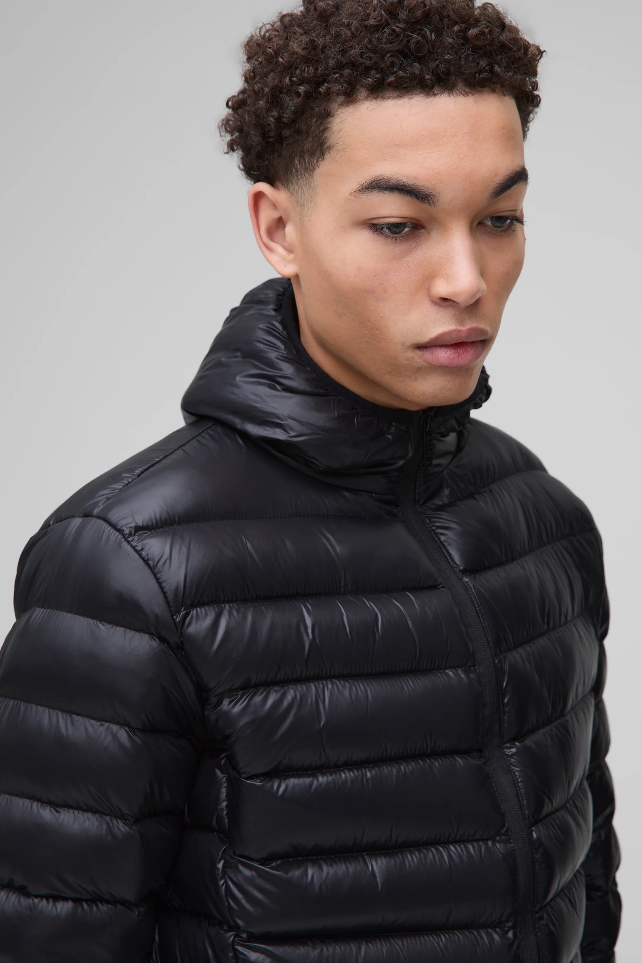 VESTE MATELASSÉE À CAPUCHE EN NOIR