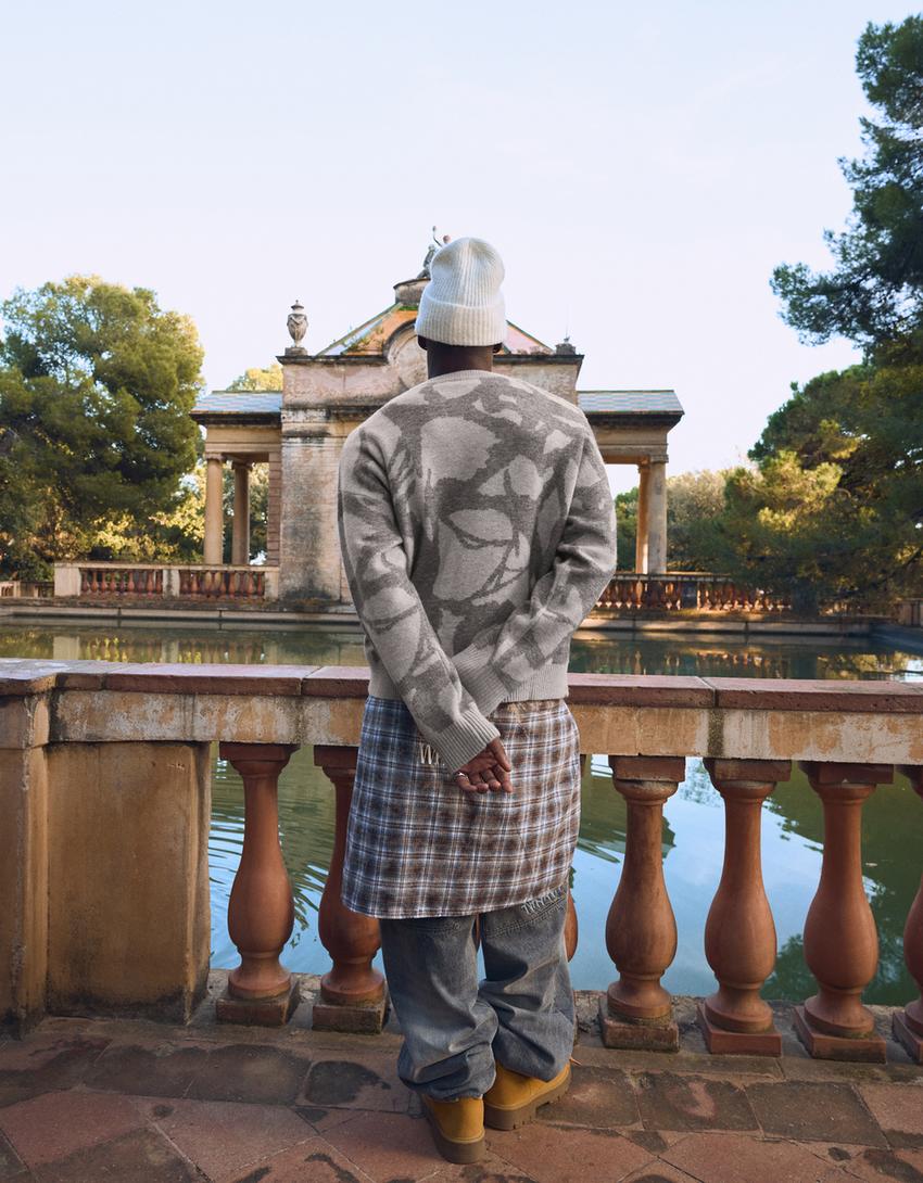 Pull brodé à imprimé