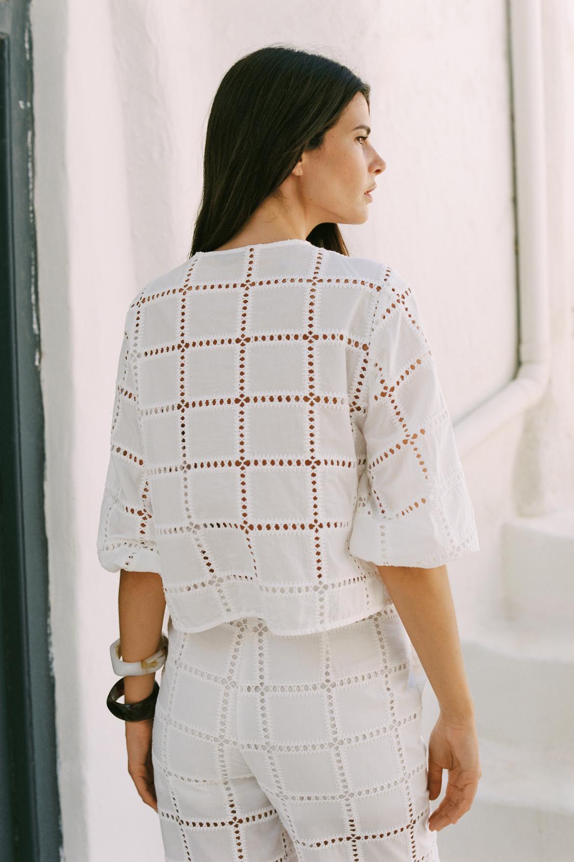 BLOUSE COURTE BRODÉE ET PERFORÉE