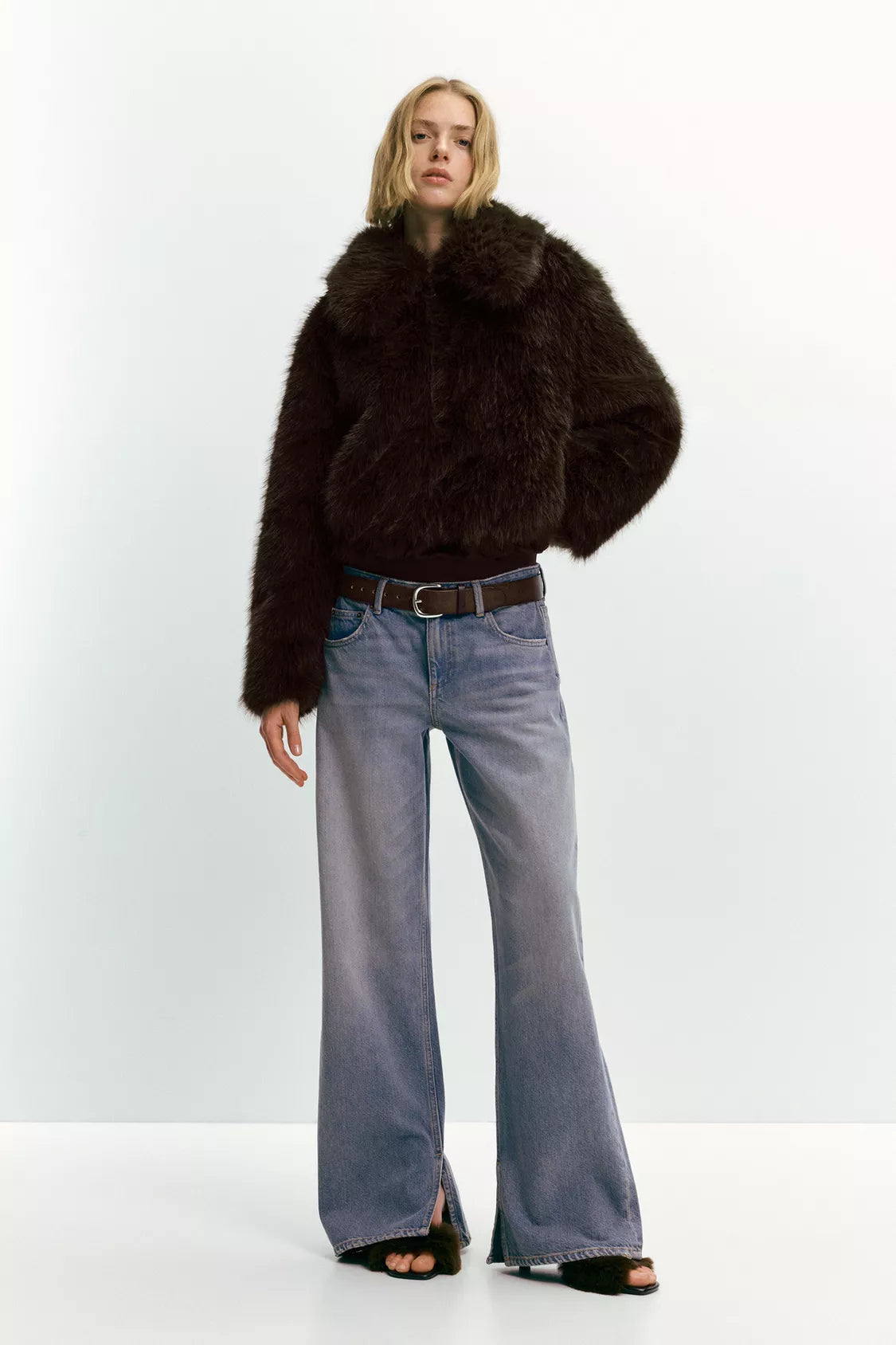 MANTEAU COURT EN FAUSSE FOURRURE À FERMETURE ÉCLAIR