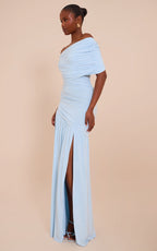 ROBE LONGUE MOULANTE BLEUE FRONCÉE À COL BARDOT SUPERPOSÉ ET ÉPAULE UNIQUE