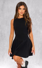 ROBE DROITE EN MAILLE TISSÉE STRETCH À COL NAGEUR ET DÉTAIL PLISSÉ