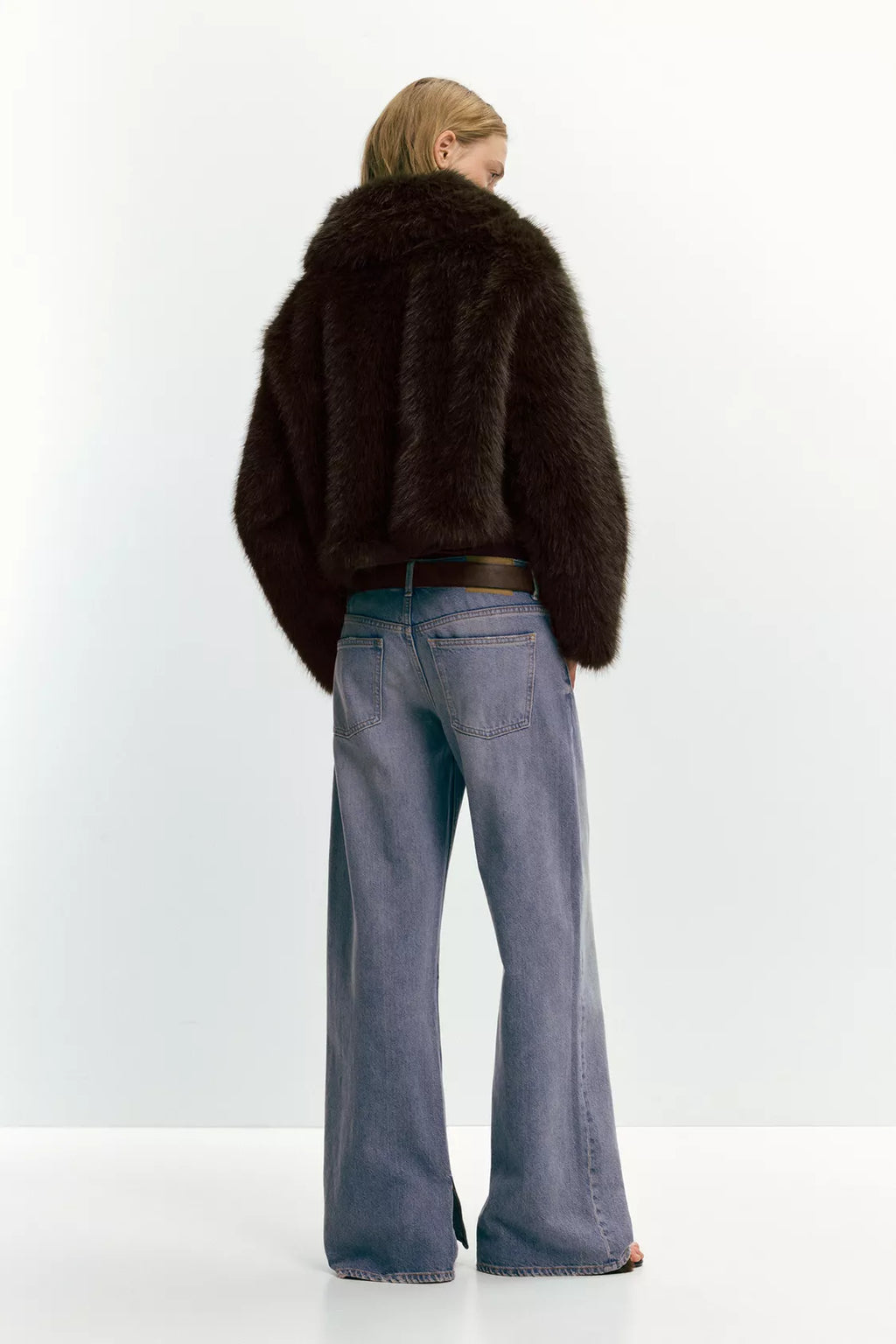 MANTEAU COURT EN FAUSSE FOURRURE À FERMETURE ÉCLAIR