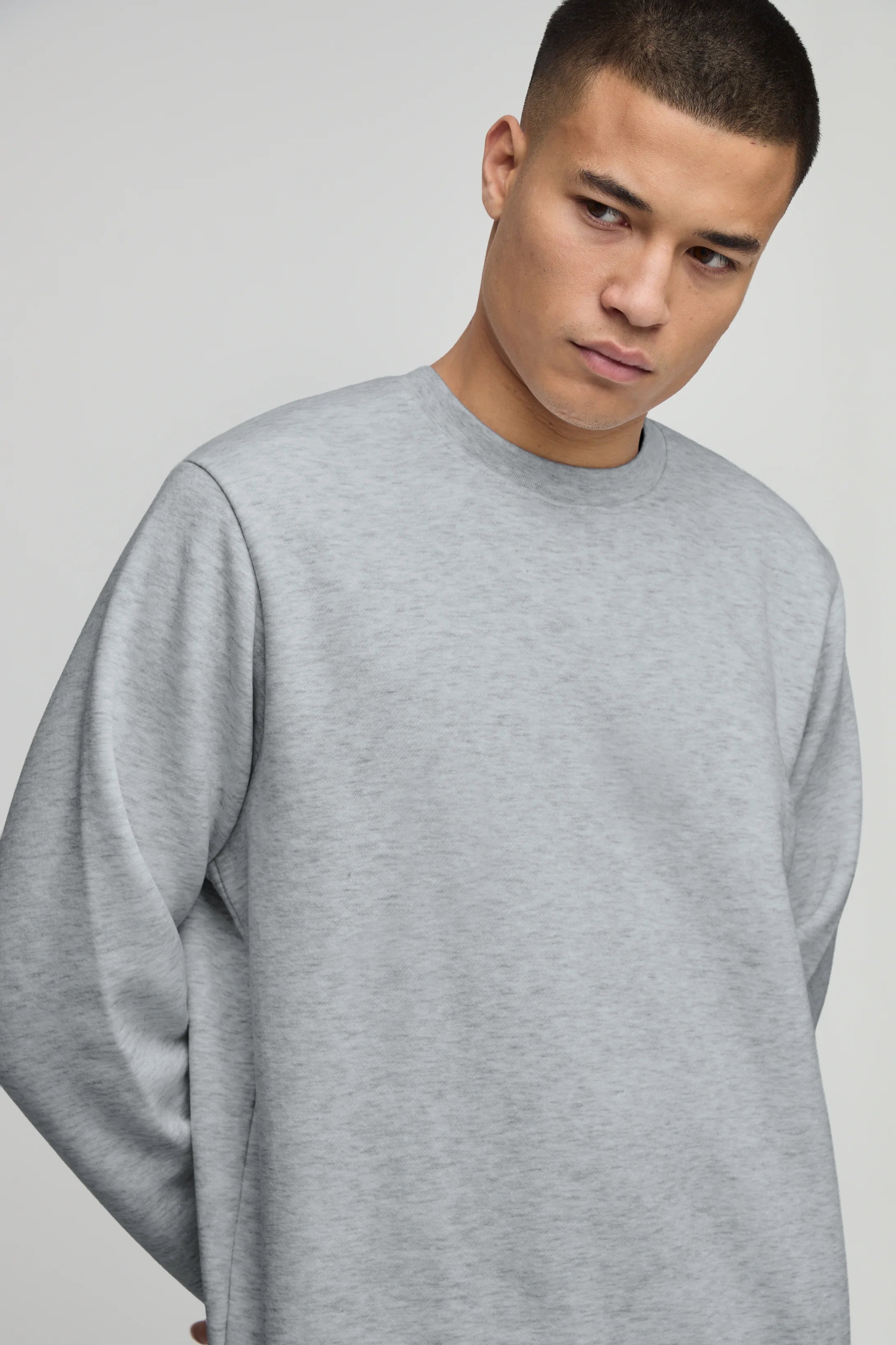 BASIC REGULAR FIT CREW NECK SWEATSHIRT