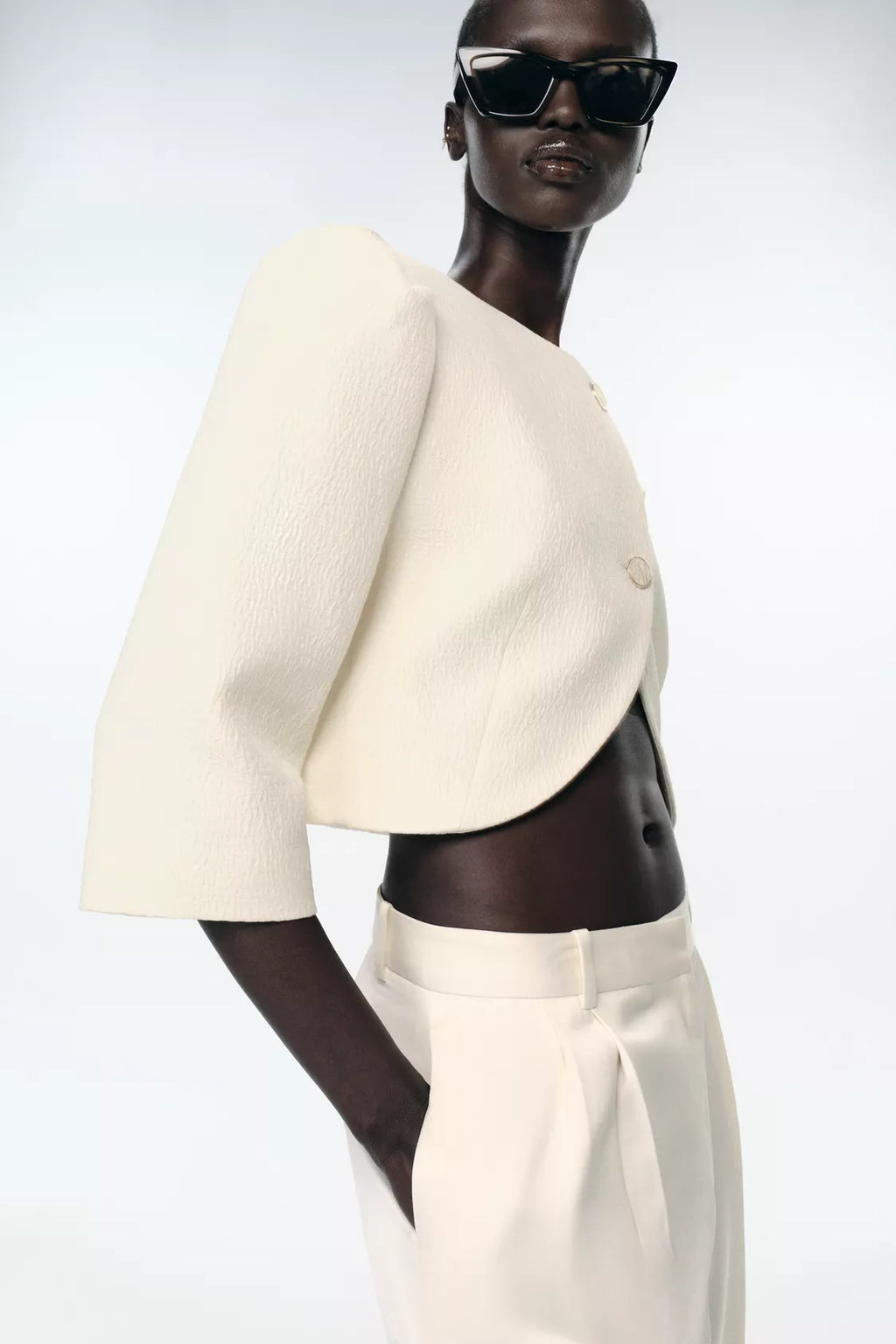 VESTE COURTE À MANCHES BOUFFANTES