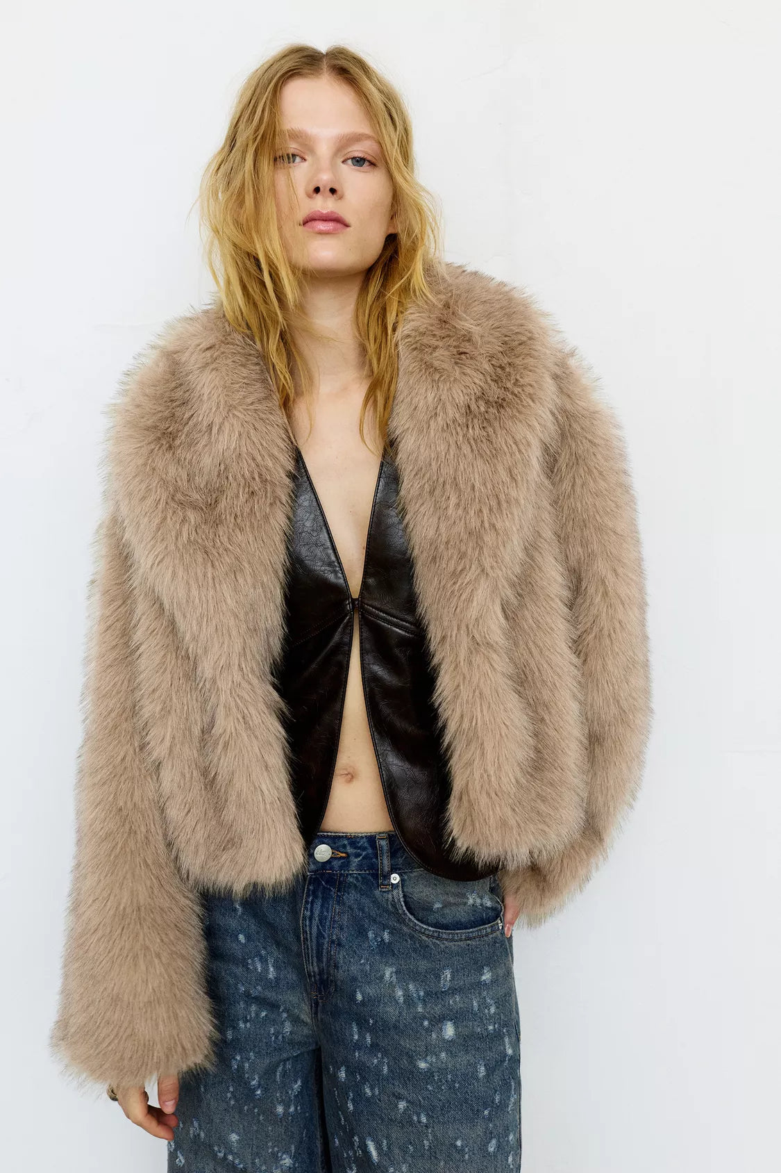 MANTEAU COURT EN FAUSSE FOURRURE