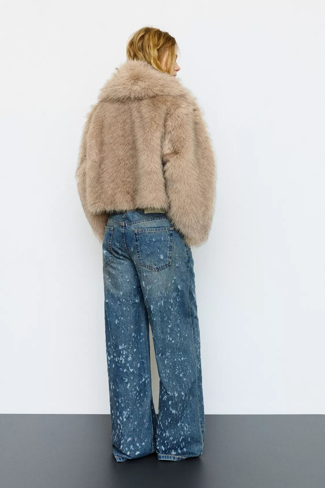 MANTEAU COURT EN FAUSSE FOURRURE