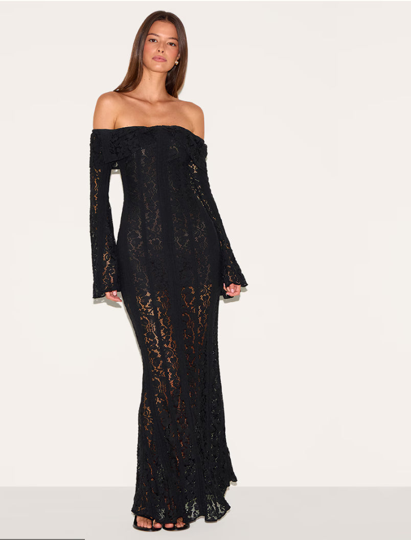 ROBE LONGUE EN DENTELLE  À COL REPLIÉ