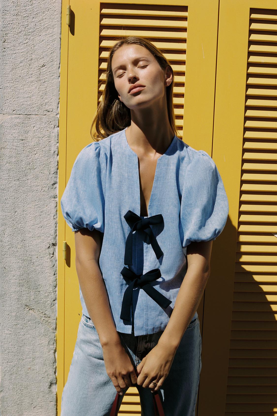 BLOUSE À LACETS AVEC LIN