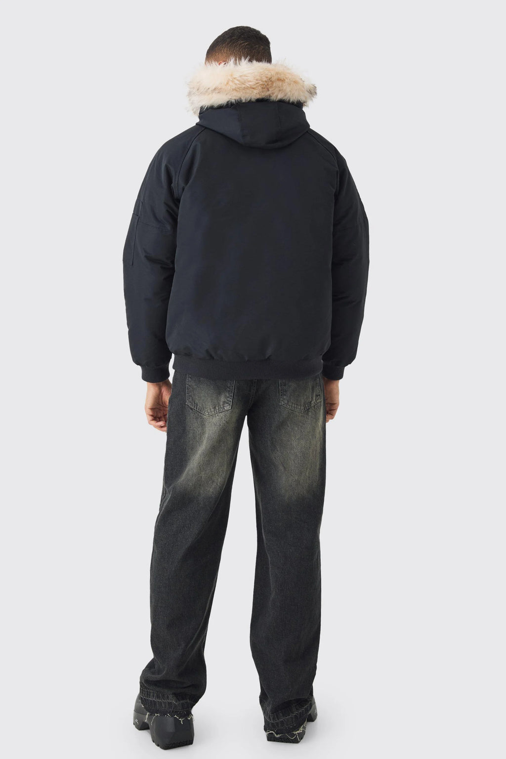 PARKA À CAPUCHE ET BORDURE EN SYNTHÉTIQUE