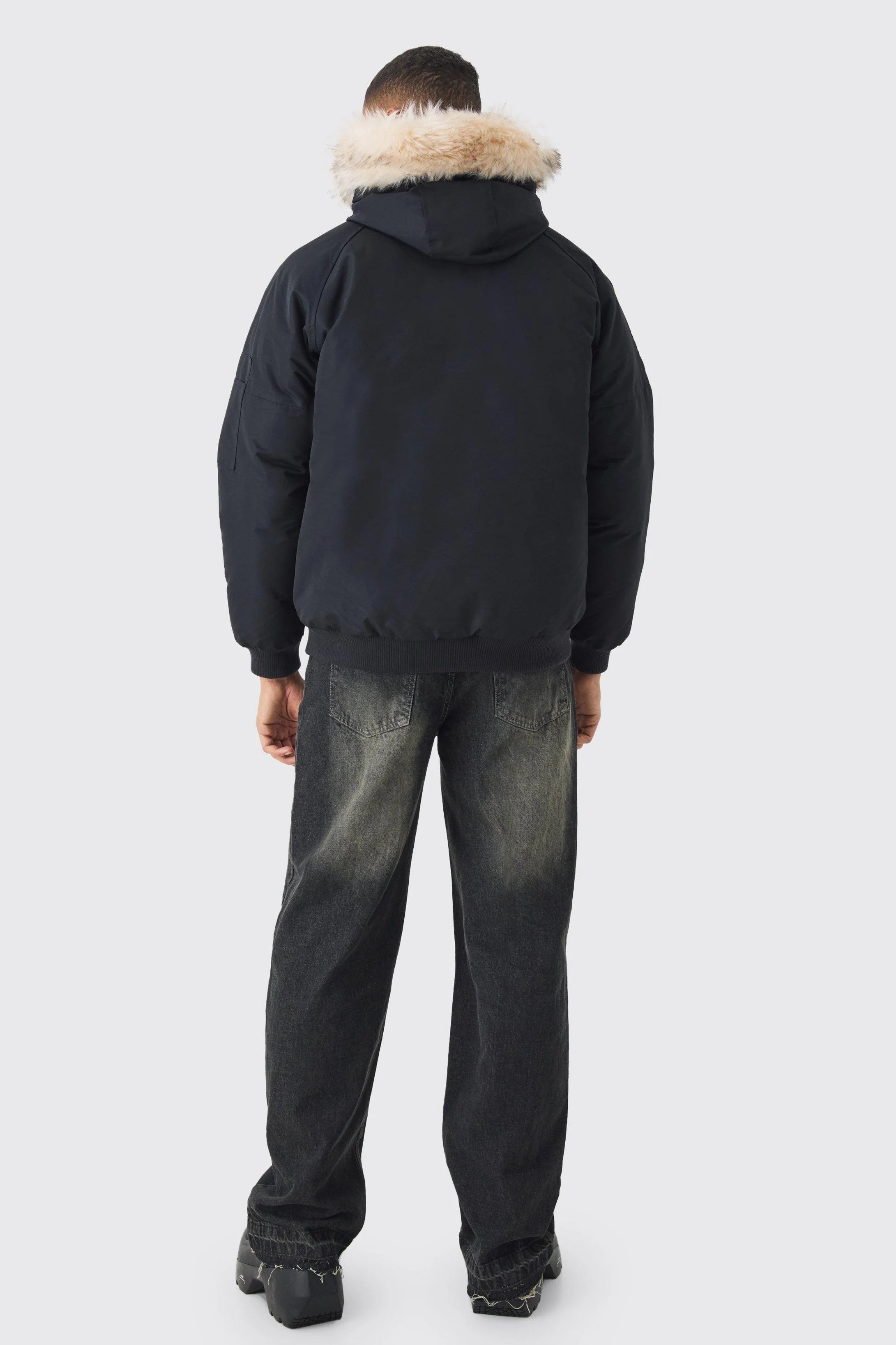 PARKA À CAPUCHE ET BORDURE EN SYNTHÉTIQUE