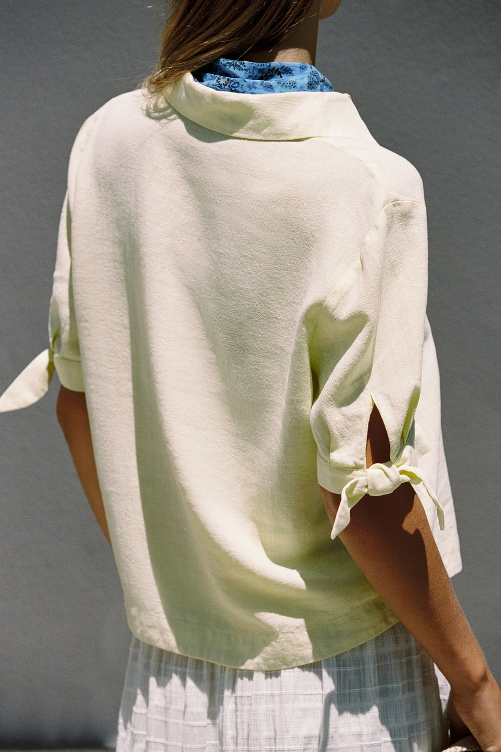 CHEMISE MANCHES COURTES AVEC LACETS EN RAMIE