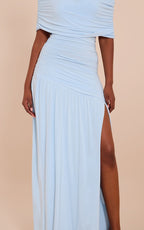ROBE LONGUE MOULANTE BLEUE FRONCÉE À COL BARDOT SUPERPOSÉ ET ÉPAULE UNIQUE