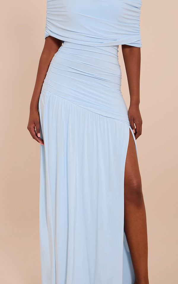 ROBE LONGUE MOULANTE BLEUE FRONCÉE À COL BARDOT SUPERPOSÉ ET ÉPAULE UNIQUE