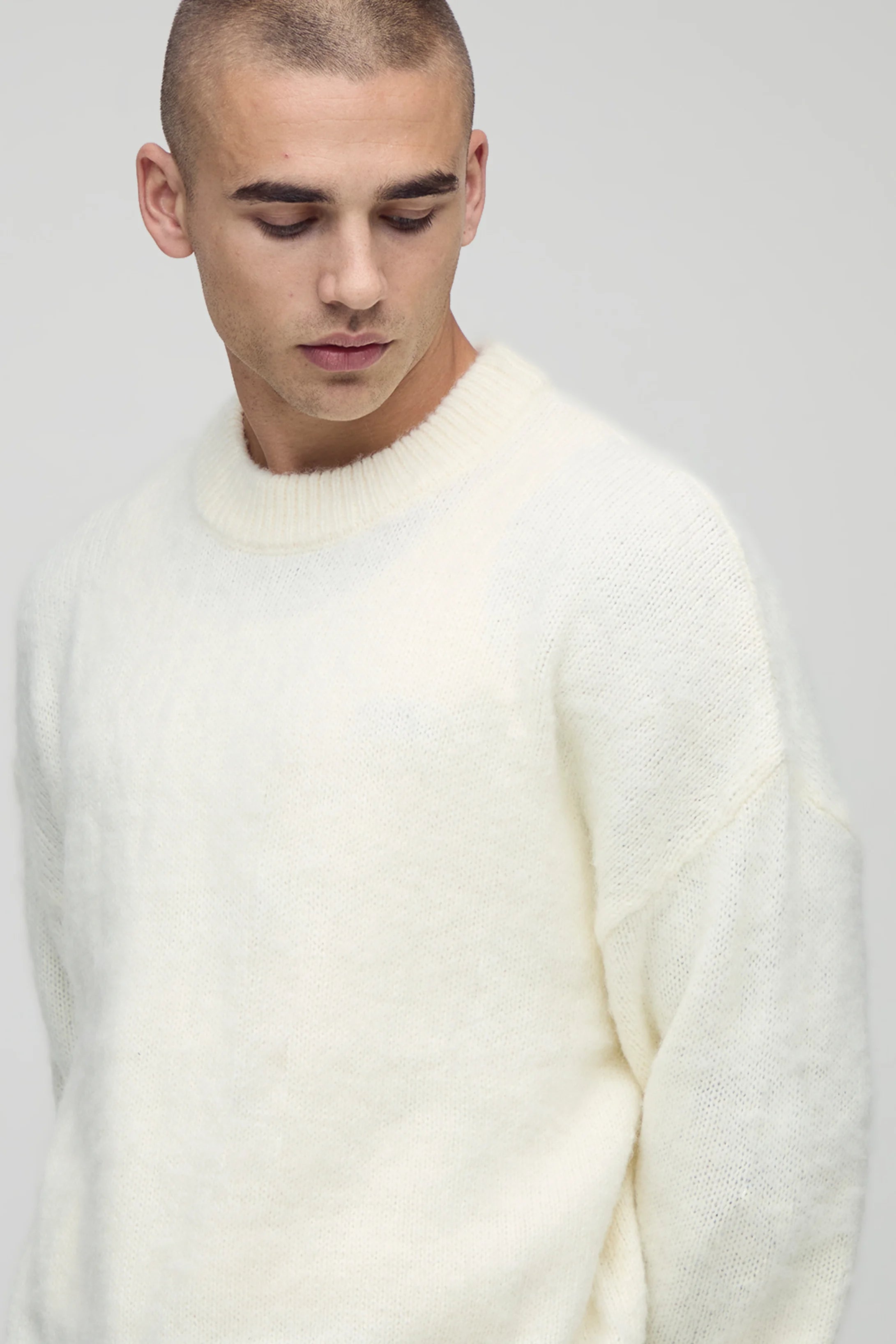 PULL OVERSIZE À COL MONTANT