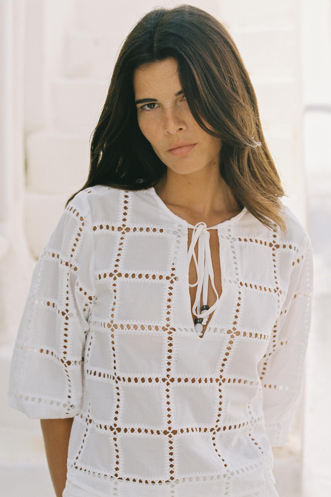 BLOUSE COURTE BRODÉE ET PERFORÉE