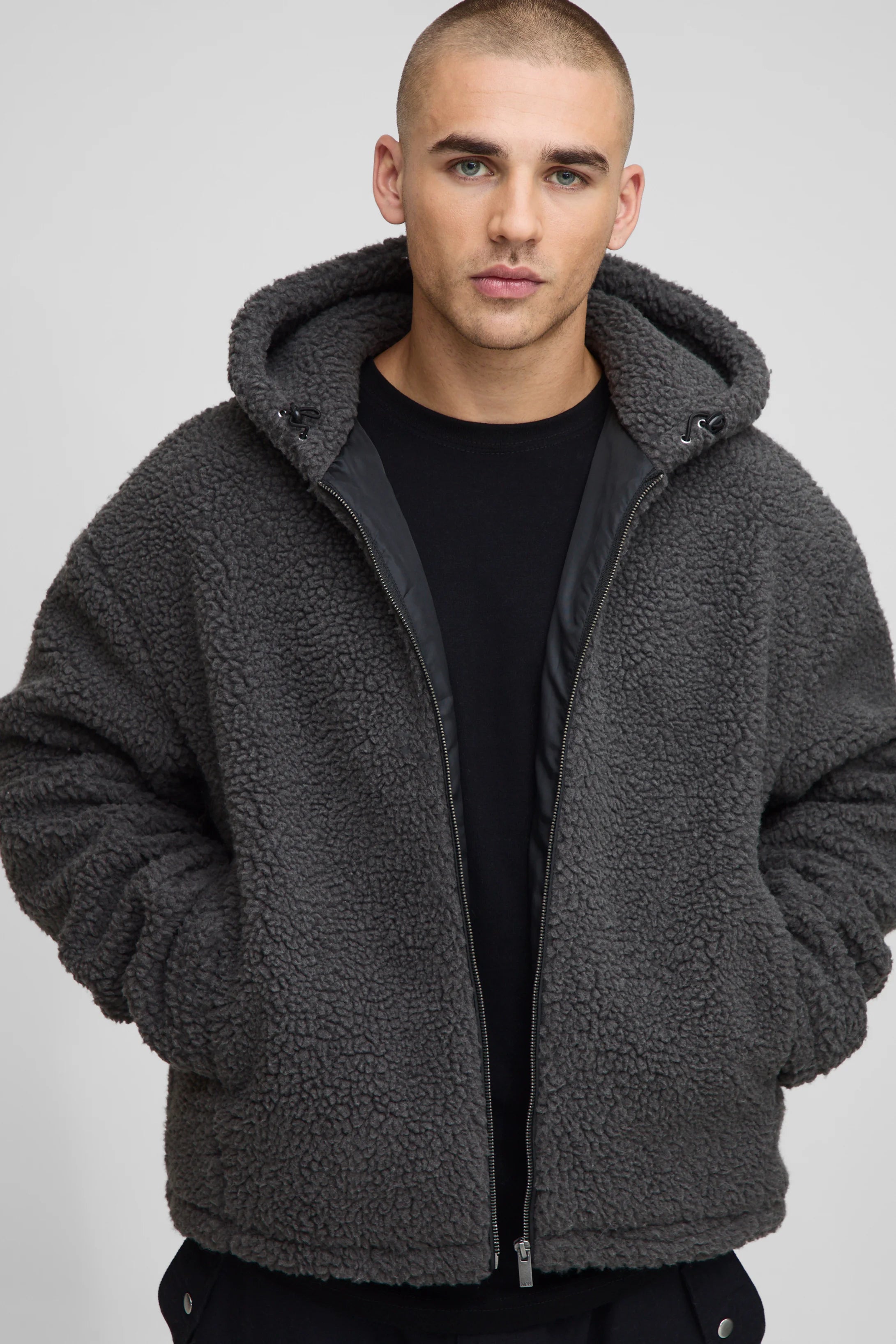 VESTE OVERSIZE À CAPUCHE EN POLAIRE