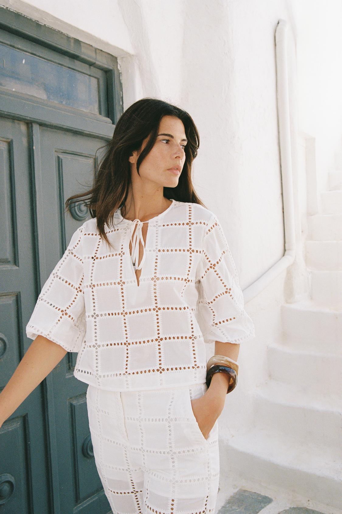 BLOUSE COURTE BRODÉE ET PERFORÉE