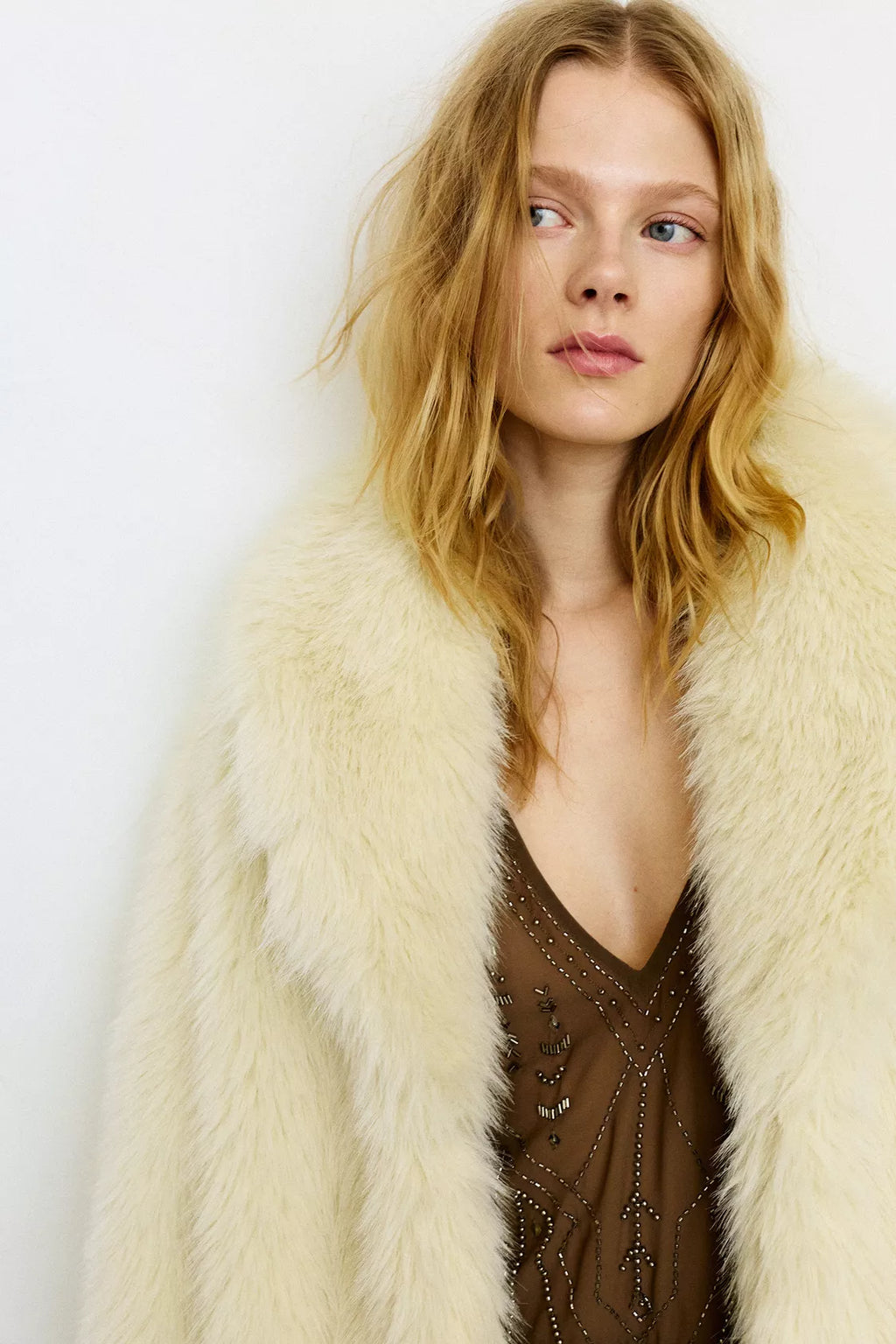 MANTEAU COURT EN FAUSSE FOURRURE