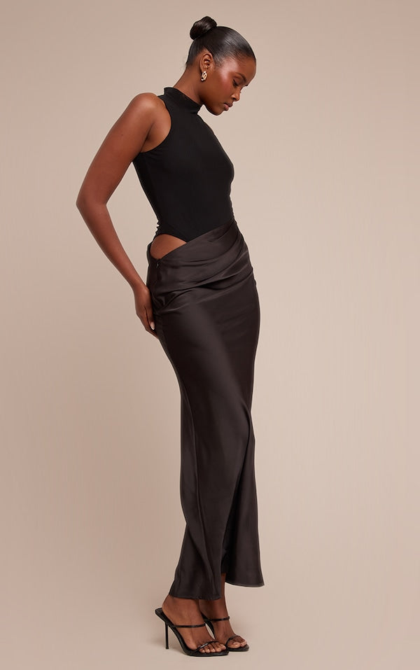 ROBE LONGUE EN MESH À COL NAGEUR ET JUPE SATINÉE