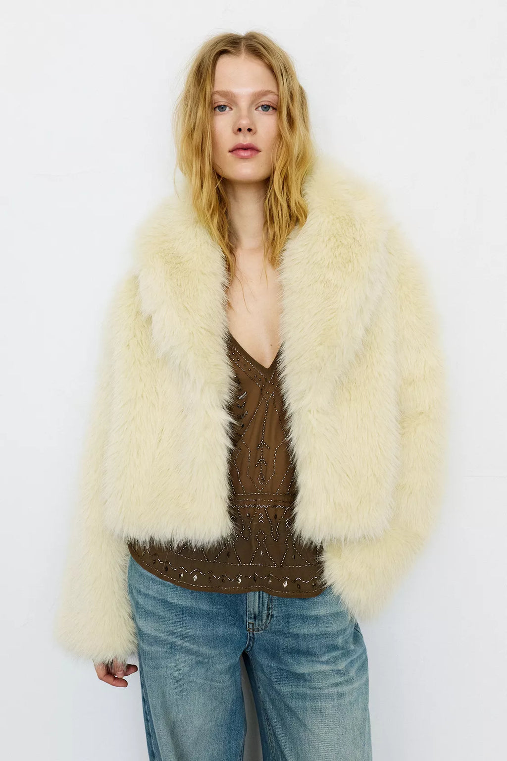 MANTEAU COURT EN FAUSSE FOURRURE