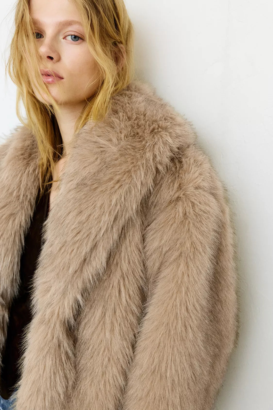 MANTEAU COURT EN FAUSSE FOURRURE